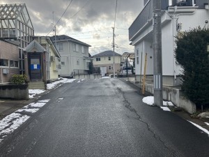 八戸市大字新井田、中古一戸建ての前面道路を含む現地写真画像です