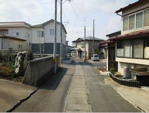八戸市鮫町、中古一戸建ての前面道路を含む現地写真画像です