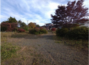 八戸市大字白銀町、中古一戸建ての前面道路を含む現地写真画像です