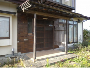 八戸市大字白銀町、中古一戸建ての玄関画像です