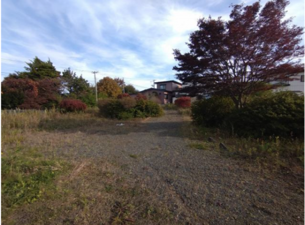 八戸市大字白銀町、中古一戸建ての前面道路を含む現地写真画像です