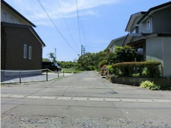 八戸市大字鮫町、土地の前面道路を含む現地写真画像です