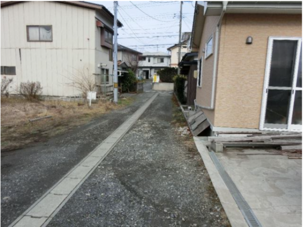 八戸市大字白銀町、土地の前面道路を含む現地写真画像です