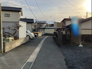 八戸市大字鮫町、中古一戸建ての前面道路を含む現地写真画像です