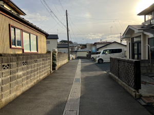 八戸市大字鮫町、中古一戸建ての前面道路を含む現地写真画像です