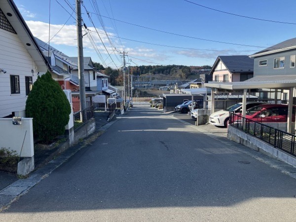 八戸市大字市川町、土地の前面道路を含む現地写真画像です