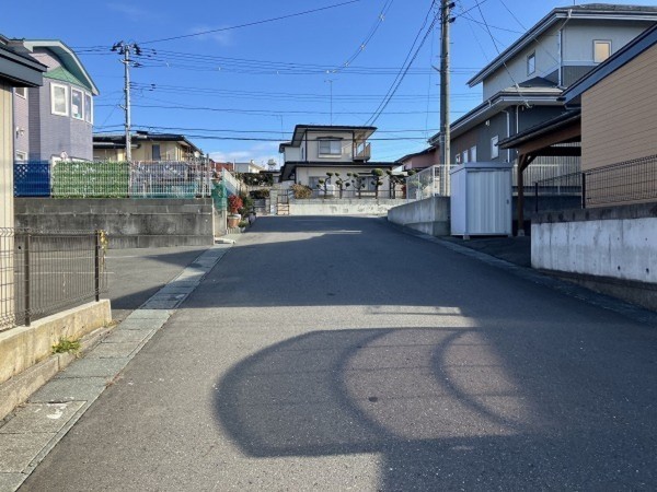 八戸市大字市川町、土地の前面道路を含む現地写真画像です
