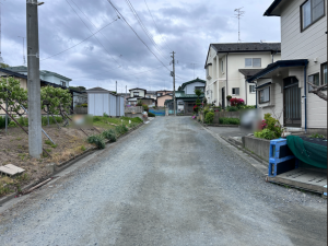八戸市鮫町、土地の前面道路を含む現地写真画像です