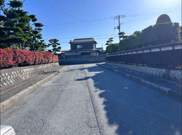 八戸市石堂、中古一戸建ての前面道路を含む現地写真画像です