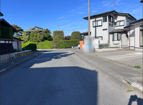 八戸市石堂、中古一戸建ての前面道路を含む現地写真画像です