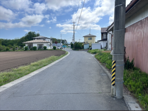 八戸市妙、土地の前面道路を含む現地写真画像です