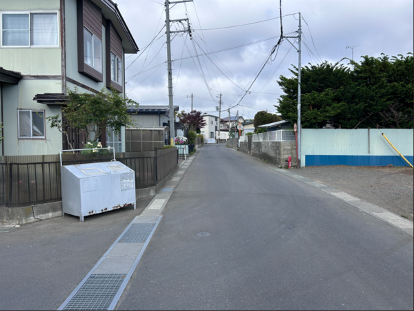 八戸市妙、土地の前面道路を含む現地写真画像です