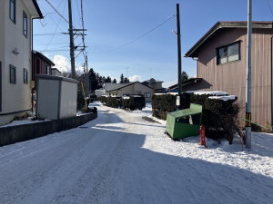 八戸市長者、新築一戸建ての前面道路を含む現地写真画像です