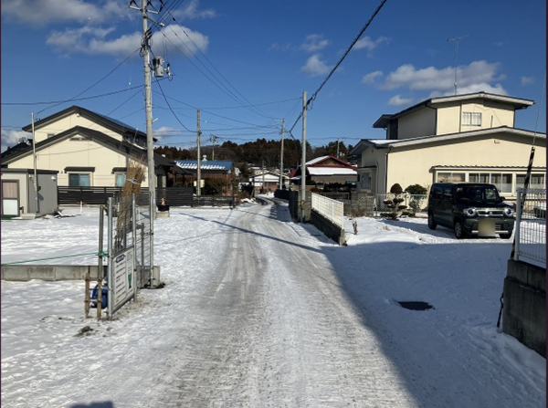 八戸市長者、新築一戸建ての前面道路を含む現地写真画像です