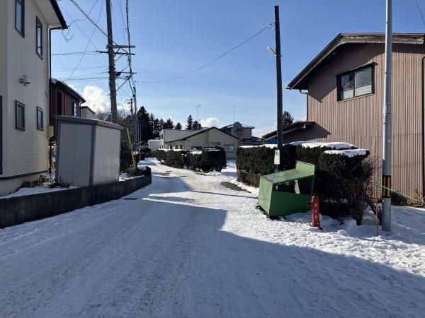八戸市長者、新築一戸建ての前面道路を含む現地写真画像です