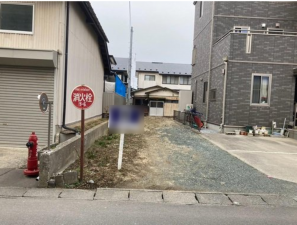 八戸市沼館、土地の前面道路を含む現地写真画像です
