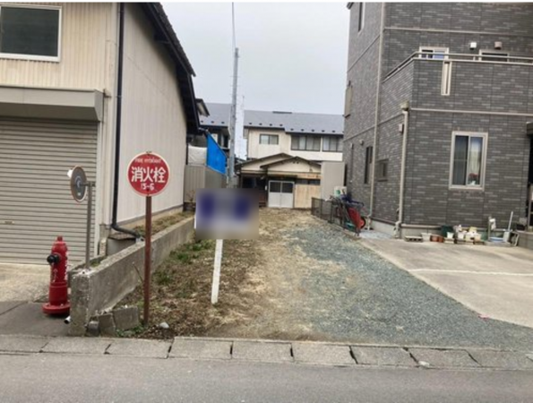 八戸市沼館、土地の前面道路を含む現地写真画像です