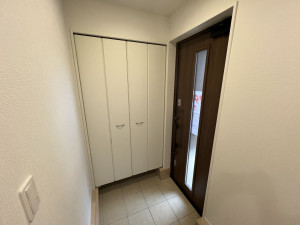 八戸市売市、新築一戸建ての玄関画像です