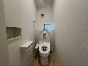 八戸市売市、新築一戸建てのトイレ画像です