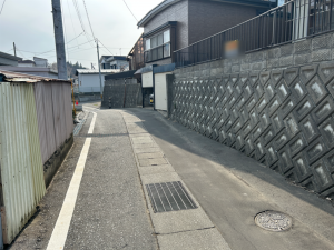 八戸市桜ケ丘、中古一戸建ての前面道路を含む現地写真画像です