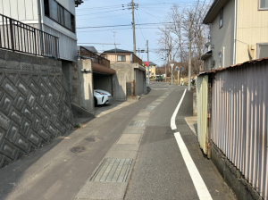 八戸市桜ケ丘、中古一戸建ての前面道路を含む現地写真画像です