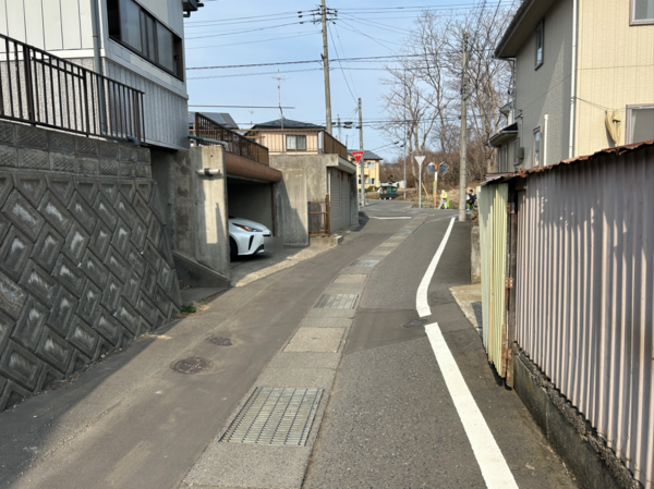 八戸市桜ケ丘、中古一戸建ての前面道路を含む現地写真画像です