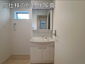 八戸市大字糠塚、新築一戸建ての洗面画像です