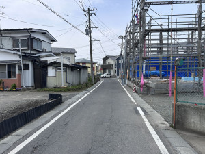 八戸市大字糠塚、新築一戸建ての前面道路を含む現地写真画像です