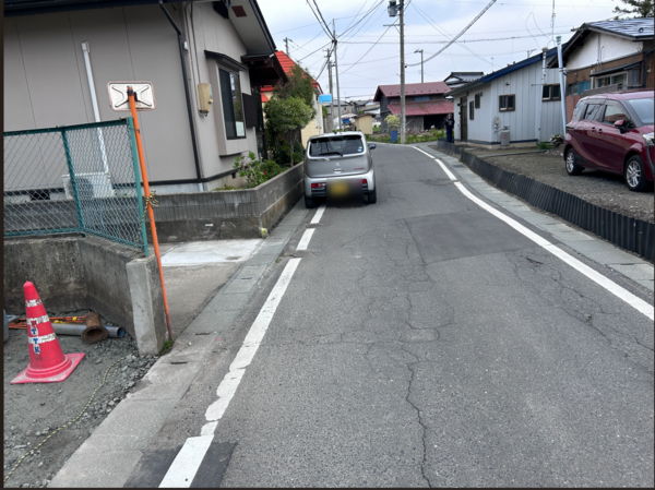 八戸市大字糠塚、新築一戸建ての前面道路を含む現地写真画像です