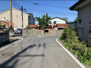 八戸市長苗代、中古一戸建ての前面道路を含む現地写真画像です