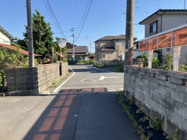 八戸市長苗代、中古一戸建ての前面道路を含む現地写真画像です