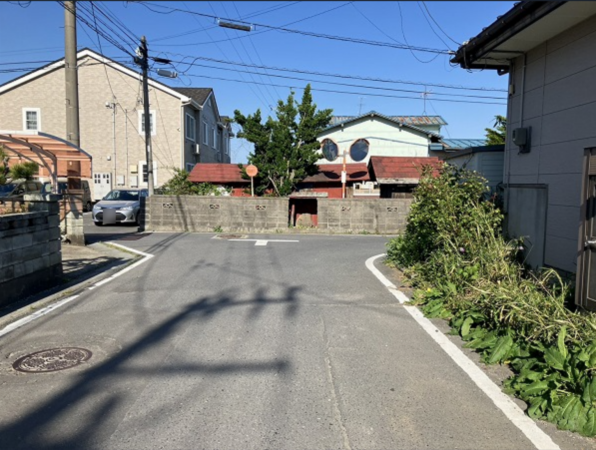 八戸市長苗代、中古一戸建ての前面道路を含む現地写真画像です