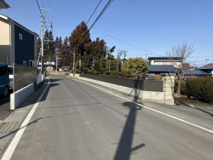 八戸市大字石手洗、新築一戸建ての前面道路を含む現地写真画像です
