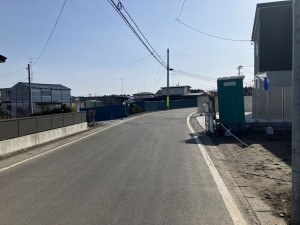 八戸市大字石手洗、新築一戸建ての前面道路を含む現地写真画像です