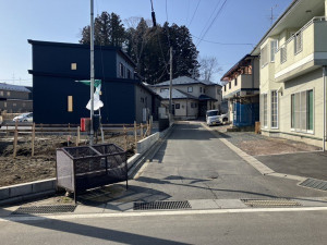 八戸市大字石手洗、新築一戸建ての前面道路を含む現地写真画像です