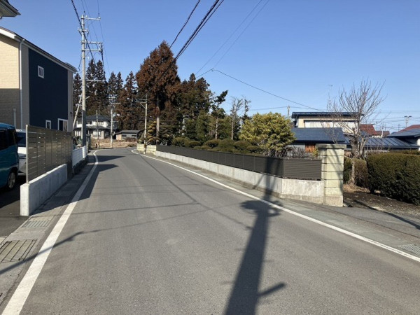 八戸市大字石手洗、新築一戸建ての前面道路を含む現地写真画像です