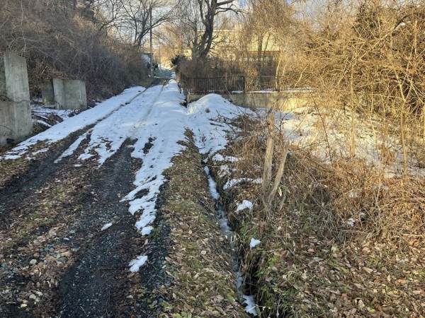 八戸市大字妙、土地の前面道路を含む現地写真画像です