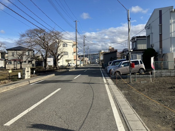 八戸市青葉、新築一戸建ての前面道路を含む現地写真画像です