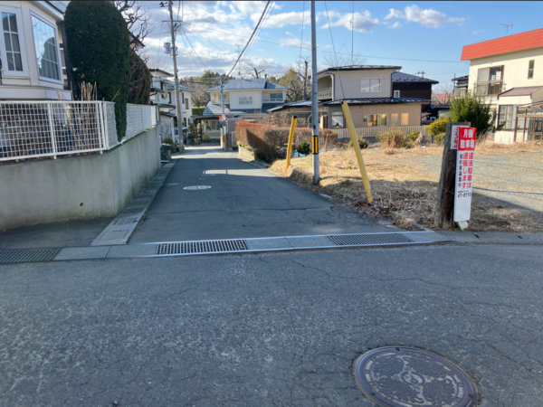 八戸市根城、中古一戸建ての前面道路を含む現地写真画像です