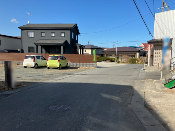 八戸市根城、中古一戸建ての前面道路を含む現地写真画像です