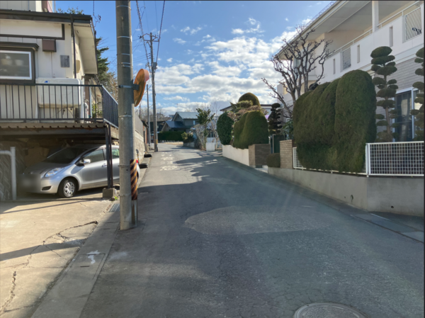八戸市根城、中古一戸建ての前面道路を含む現地写真画像です