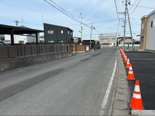 八戸市大字長苗代、新築一戸建ての前面道路を含む現地写真画像です