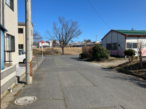 八戸市諏訪、中古一戸建ての前面道路を含む現地写真画像です