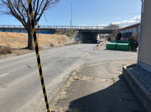 八戸市諏訪、中古一戸建ての前面道路を含む現地写真画像です
