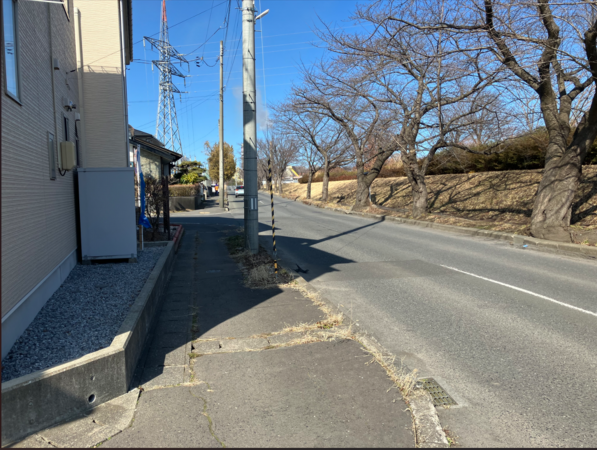 八戸市諏訪、中古一戸建ての前面道路を含む現地写真画像です