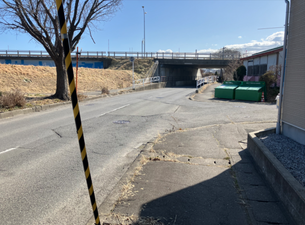 八戸市諏訪、中古一戸建ての前面道路を含む現地写真画像です