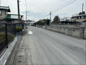 八戸市大字長苗代、新築一戸建ての前面道路を含む現地写真画像です