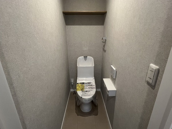 八戸市大字長苗代、新築一戸建てのトイレ画像です