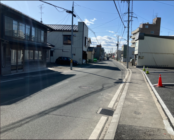八戸市小中野、新築一戸建ての前面道路を含む現地写真画像です