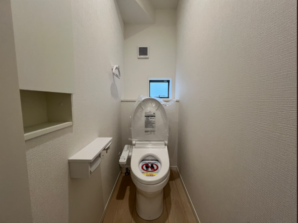 八戸市小中野、新築一戸建てのトイレ画像です